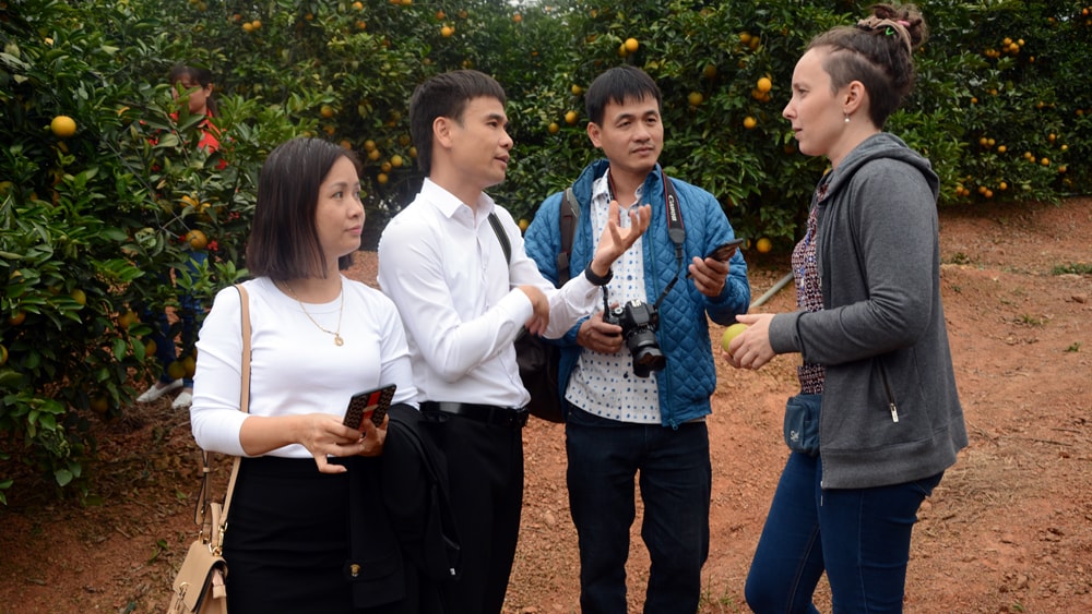 Phóng viên Báo Bắc Giang tác nghiệp tại một chuyến đi thực tế. Ảnh: Trường Giang